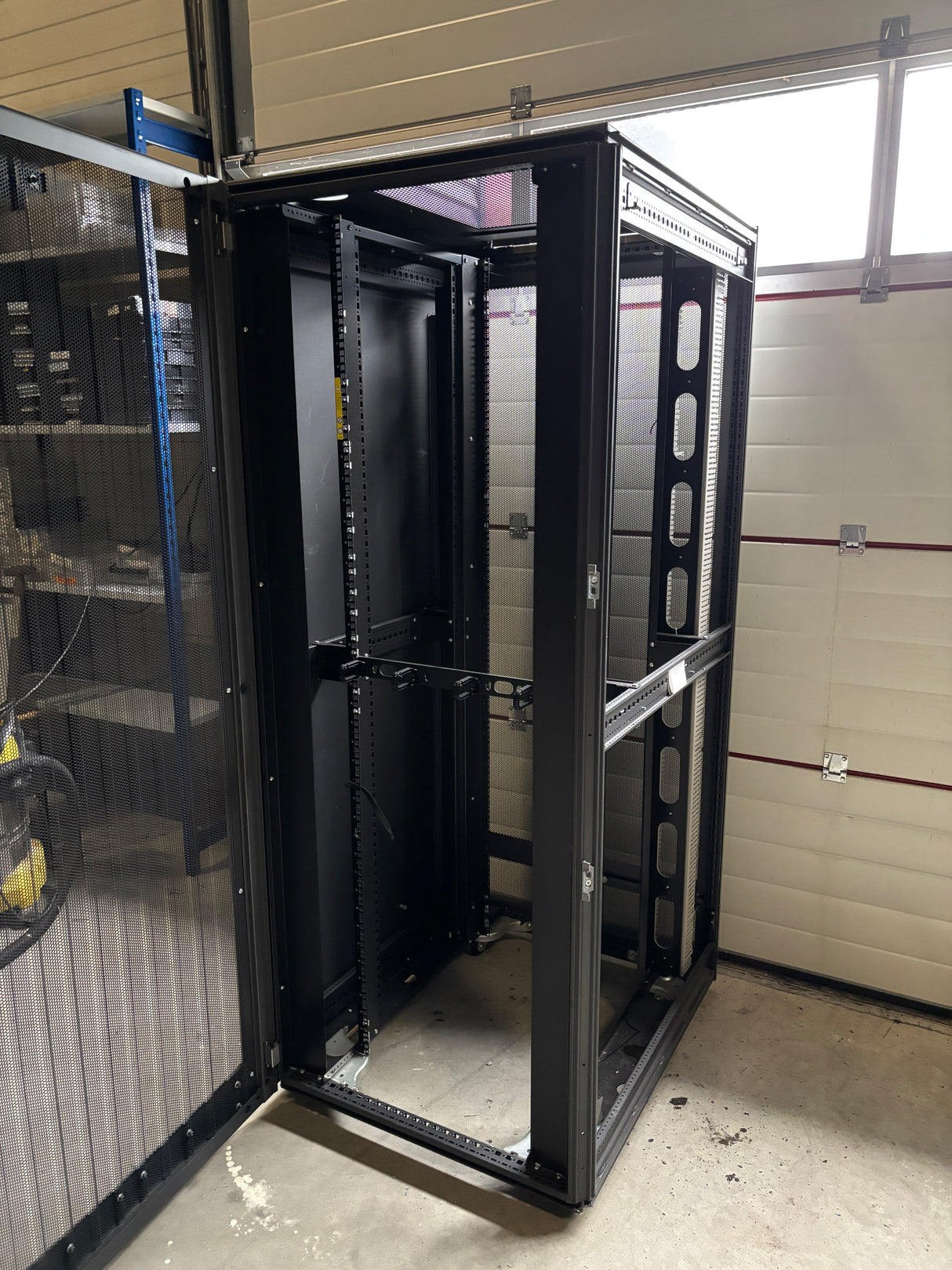 HP 19" Server Rack 10642 G1 42U, width: 80 cm depth: 100cm - 1 side panel